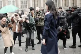 奚梦瑶大晴天穿着透明雨靴，露出玫红色的袜子，这波操作666图片