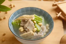推荐：广东夏天十款靓汤-苦瓜黄豆排骨汤图片