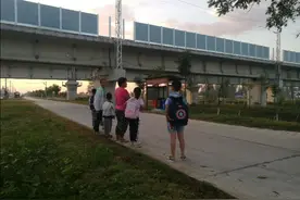 农村的孩子读书全部校车接送。图片