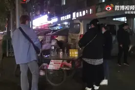 （视频）@太原人！78岁奶奶摆摊卖蛋堡6年走红，自力更生不想拖累子女图片