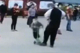 孩子玩滑板，广场舞大妈故意伸脚绊倒！网友：坏人老了，真惹不起图片