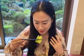芙蓉姐姐变知性优雅了！曾穿吊带红裙系薄纱丝巾，扭出S型好曲线图片