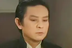 小二端上烤鸭，客人却消失了，将一枚大洋刻进桌子里视频封面