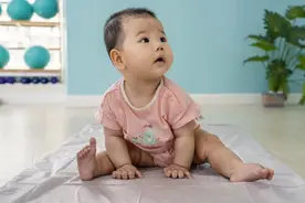 这个宝宝来找妈妈一起做亲子瑜伽图片