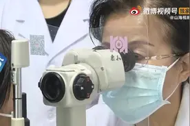 （视频）@太原人！注意！小伙躺床玩手机砸眼导致视网膜脱离图片