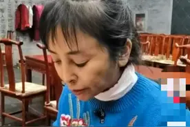 老戏骨李勤勤吃糖葫芦，25块钱4串仍嫌贵！破旧行李袋用到烂图片
