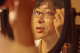 男教授每天穿裙子上班，还要化好妆再出门视频封面