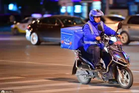 李佳琦父亲被曝在工地开车：接纳父母的职业是每个人的必修课图片