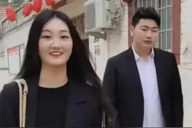 大衣哥儿媳接婆婆去县城，一家三口坐专车，老爸是镇上首富？图片