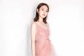 张佳宁少女感爆棚，印花白衬衫配短裙洋气减龄不够，扎丸子头装嫩图片