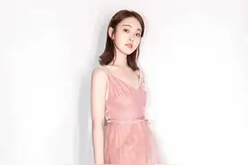 张佳宁少女感爆棚，印花白衬衫配短裙洋气减龄不够，扎丸子头装嫩图片