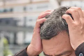 人一般到多少岁，才会出现白头发？过早出现白头发，意味着什么？图片
