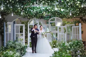 梁超何雯娜“云婚礼”现场仙气缭绕，二人紧密依偎女儿呆萌出镜图片