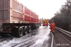 榆次：两半挂车追尾，车上柴油流了一地图片
