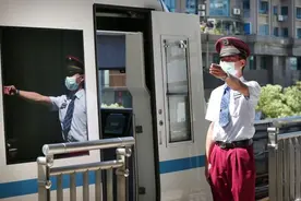 武汉地铁2号线、8号线增加车次，缩短行车间隔图片