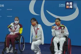 感动！中国健儿残奥领奖台上主动下蹲合影图片