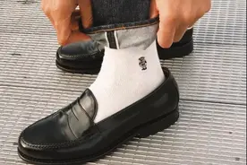 究竟什么人在穿皮鞋时，会穿白袜子？图片