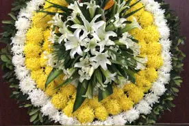 花圈多少钱：花圈需提前几天订购，一般送几个花圈较好图片