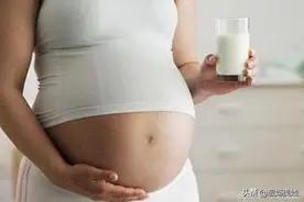 产妇独自一人去医院生孩子，出产房后却看到丈夫和婆婆大打出手图片