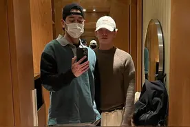 韩国影帝刘亚仁恋情曝光，在网上晒对象照片，网友：他俩长得好像图片