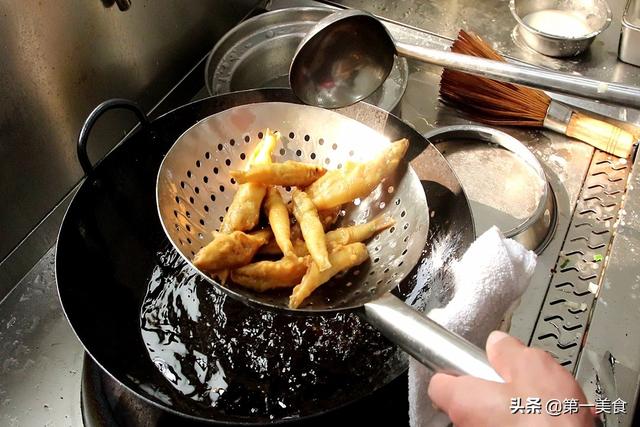炸小鱼裹面粉还是淀粉？记住正确做法，金黄酥脆不扎嘴，越嚼越香