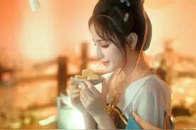 00后新疆小姐姐cos嫦娥，风情万种，让人恨不得化身怀中玉兔图片