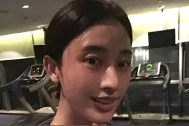 张俪走玻璃栈道紧拽栏杆不放手？起身后的一个动作，展现完美身材图片