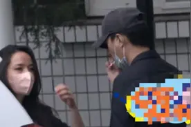 靳东与妻子罕见同框秀恩爱！手挽手同行显甜蜜，女方曾是国际影后图片