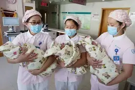夫妻都姓“陈”，爷爷给3胞胎取的名，上户口的民警夸：有才图片