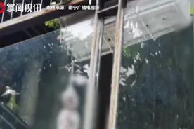 女子发现邻居家阳台上挂着3个恐怖白娃娃，放大一看竟吓得报警图片