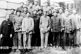 开国大典上25岁的他站在毛主席身后第3排，主席送他子弹六百发图片