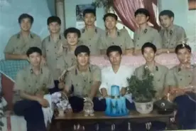 方祖强服役期间因公牺牲，留下年幼的儿子。十三位战友接力承担起“兵爸爸”的责任图片