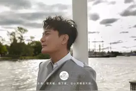 单身20年，54岁张信哲孤独庆生：唱了一辈子情歌，却唤不来一个你图片