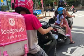 外卖哥打石膏还要继续送，为生活拼命背影让网友全鼻酸图片