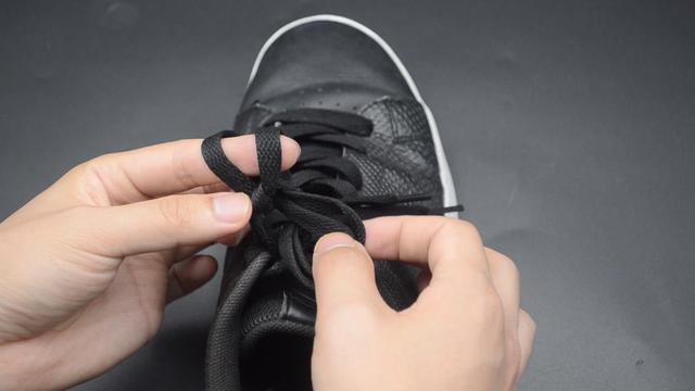 运动时鞋带老是松动？教你一招双蝴蝶结鞋带系法，美观又牢固