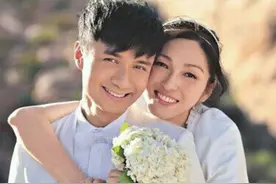 古巨基全家罕露面，3保姆随行排场大，52岁妻子高龄产子疲态明显图片