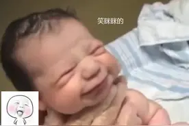 刚出生的婴儿“心情好”，对大家“眨眼笑”，网友却喊话：拍哭他图片