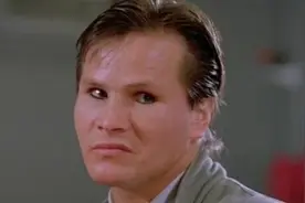 吊打成龙的外国打星，黄正利踢掉成龙门牙，宾尼一脚将他踹尿血图片