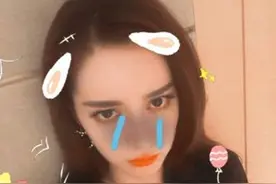 软软奶奶萌萌甜甜！这个可爱的小孩在撒娇图片