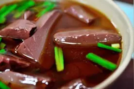 吃完猪血后大便“发黑”，是身体在排毒吗？喜欢吃的人都看看吧图片