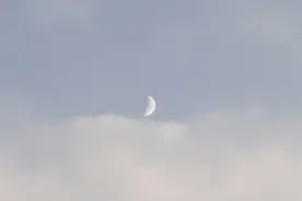 江天一色无纤尘，皎皎空中孤月轮图片