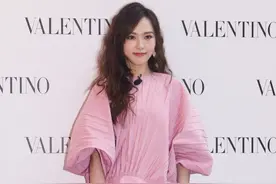 唐嫣镜头下自带拉长腿特效，身材比例优越，一身粉衣知性图片