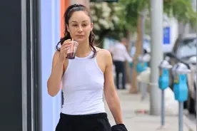 潮街拍：卡拉夏日无袖T恤的清凉，佐伊斑纹衬衫的优雅从容图片