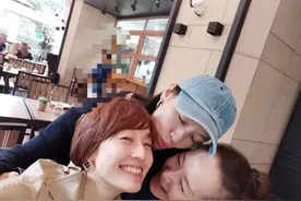 44岁马伊琍素颜照曝光，和好友聚会，被对方赞事业已登峰造极？图片