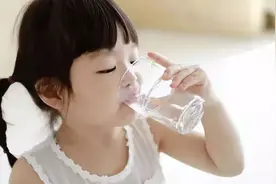 孩子吃饭必喝水？看似胃口好实则藏隐患，3种情况喝水都要有讲究图片