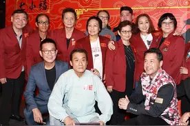 元彪父子罕见合体，33岁儿子首曝光又高又壮，名表首饰比爸爸贵气图片