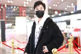 黄晓明还真会穿，卫衣+羊羔毛外套尽显潮流，秋季他喜欢这些造型图片