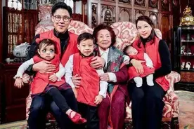 霍启刚郭晶晶幸福同框！7岁儿子3岁女儿曝光，三代人出门游玩图片