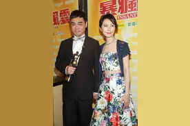 刘青云老婆罕穿露脐装，腰仅巴掌粗，主动送吻老公一脸娇羞太可爱图片