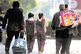 “不要替孩子背书包”，老师遭家长回怼：好几十斤你试试图片